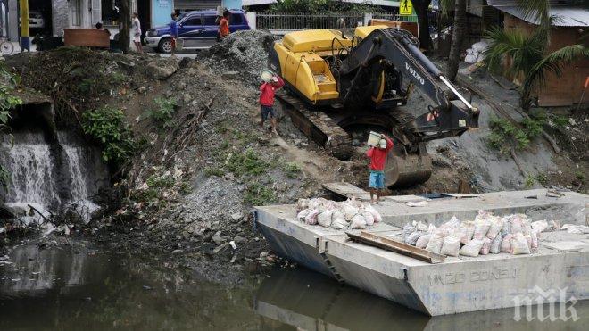 СТРАШНО! Наводненията и свлачищата убиха над 130 души във Филипините