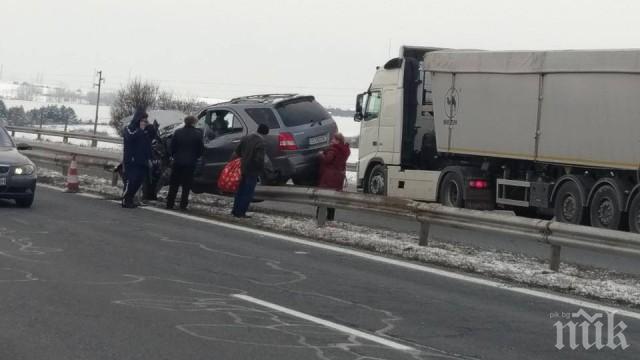 Катастрофата на Хемус - между три коли и автобус! Ранена е жена