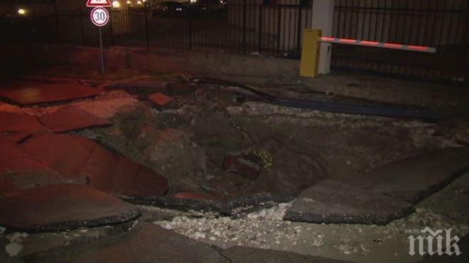 УЖАС! Авария на магистрален водопровод във Варна доведе до пропадане на улица