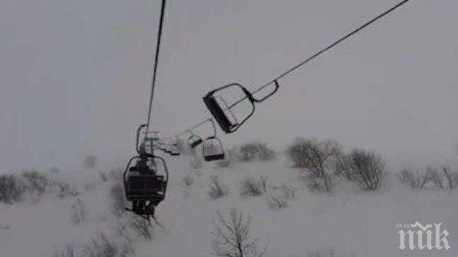 Стотици скиори останаха блокирани на лифт над два часа във Франция