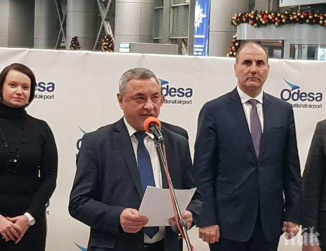 ЕКСКЛУЗИВНО И ПЪРВО В ПИК! Посрещнаха вицепремиера Валери Симеонов в Одеса с питка след историческия полет на България ер (СНИМКИ)