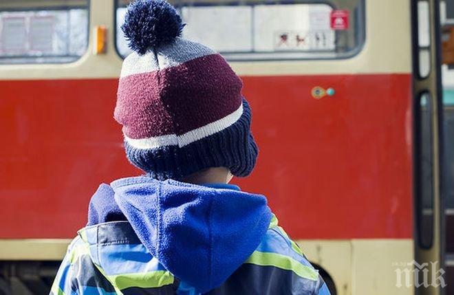 Екшън! Мъж нападна с нож шофьор на автобус, превозващ деца в Санкт Петербург