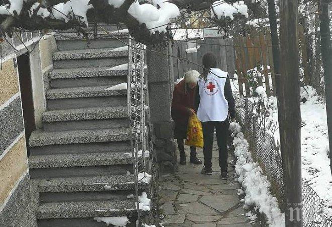 Добро дело! Младежи зарадваха с храна самотни хора в Ракитово