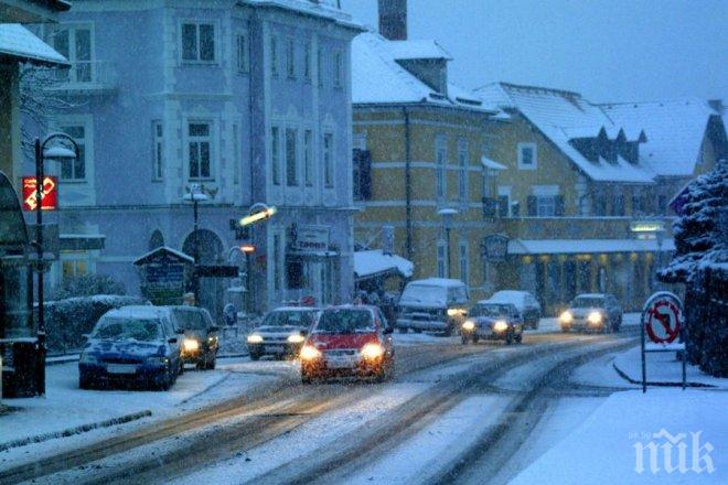 Важно! Сняг вали в Благоевград, пътищата са обработени   