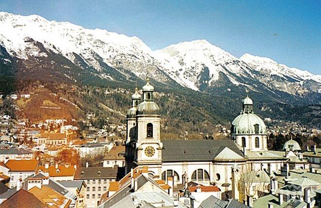 Свлачище отцепи от света над 100 души в Австрия