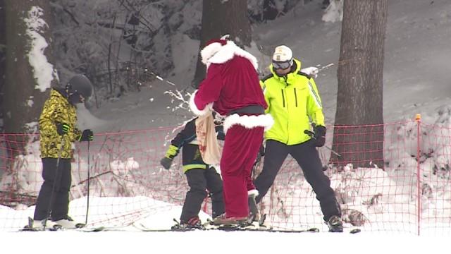 Дядо Коледа откри ски сезона в Боровец