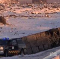 Един загинал и 12 ранени, след като автобус с туристи се преобърна в Исландия