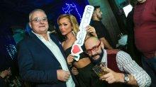 ГОРЕЩО В ПИК! Сгоденият Христо Сираков в тройка с плеймейтката Нора и... (СНИМКИ)