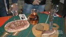 ПЛАНИНСКИ УЮТ! С бут и червено вино посрещат гостите в Еленския балкан (ВИДЕО)