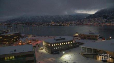 рекорден брой туристи наслаждават северното сияние норвегия