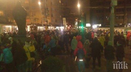 около 200 протестиращи затвориха попа създадоха огромно задръстване