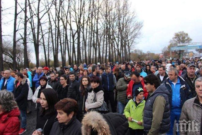 МОЩЕН ОТПОР! Югозападът на бунт - затварят пътища с масов протест срещу зеления рекет в България