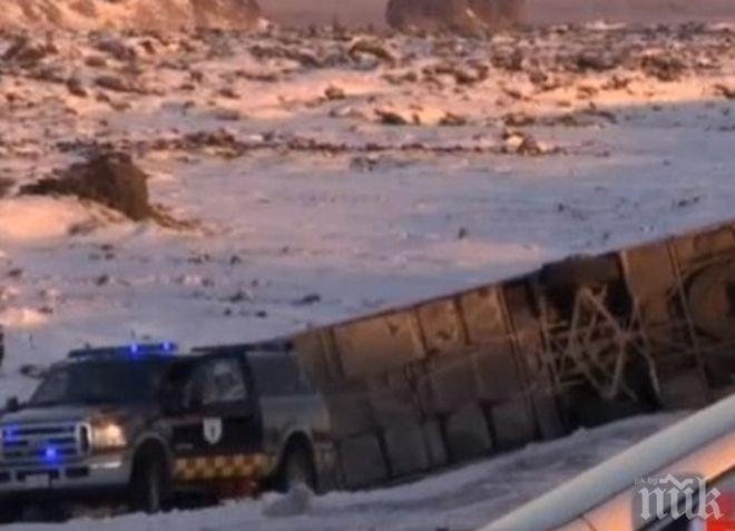 Един загинал и 12 ранени, след като автобус с туристи се преобърна в Исландия