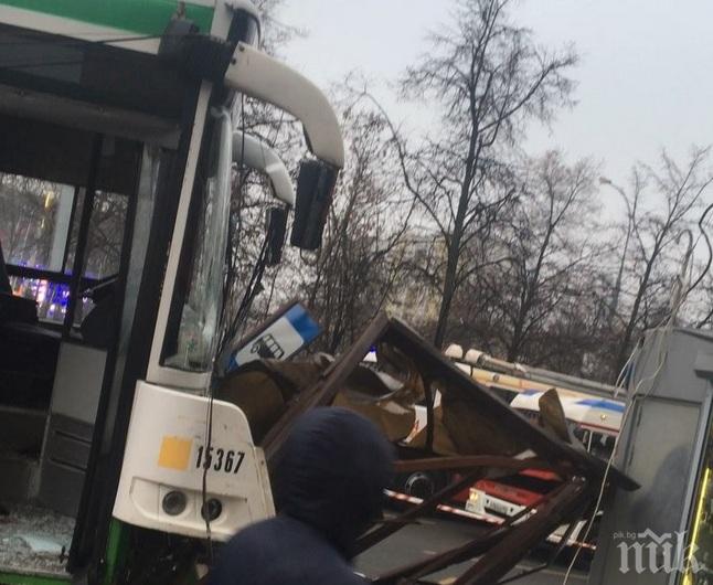 КЪРВАВ ИНЦИДЕНТ В МОСКВА! Автобус се вряза в спирка, има жертви (ВИДЕО)