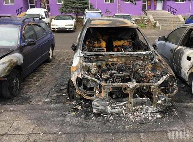 ОГНЕН АД! Три коли изгоряха като факли в Бургас (СНИМКИ)