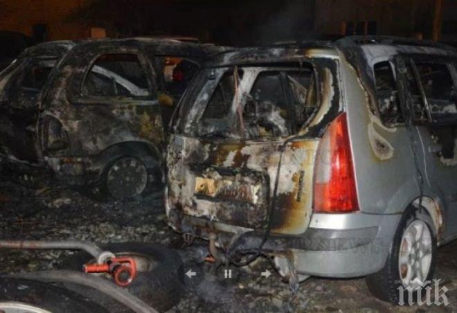 Четири коли изгоряха като факла в Харманли, подозират умишлен палеж