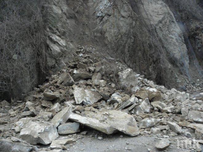 ВНИМАНИЕ! Пропадна пътят от Габрово до връх Шипка