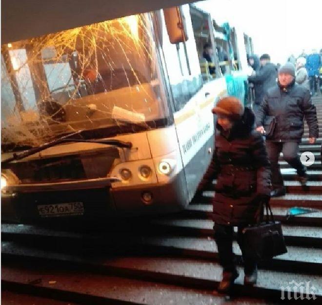 Нищят две версии за врязването на автобус в подлез в Москва