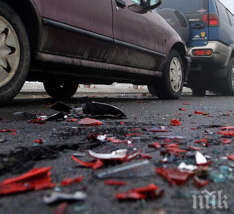 Верижна катастрофа в София, удариха се три автомобила