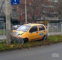 Такси помля мантинела в Бургас