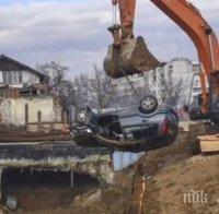 ЗРЕЛИЩНА КАТАСТРОФА! Две жени са в болница, след като се метнаха в изкоп на метрото