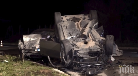 тежка катастрофа две коли потрошиха кръстовище