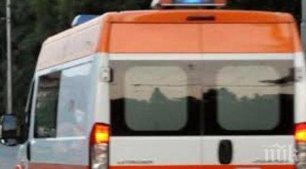 шок млад мъж дете припадна каса супермаркет изнасят носилка