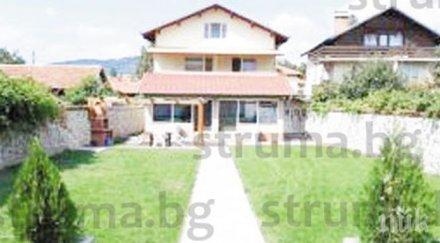 година смъртта борис андреев пинко синът бизнесмена продава палата 178 хил евро