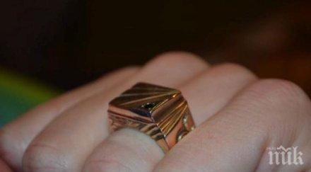 млад мъж попадна лапите мошеници даде парите златни пръстени