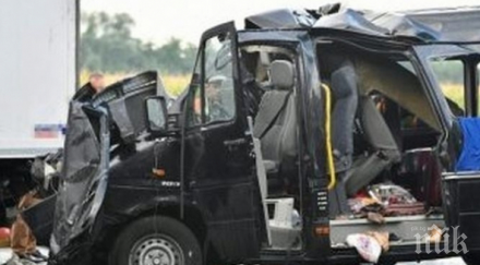 трагедия загинаха жестока катастрофа камион автобус кения