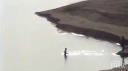 ентусиаст изкъпа ледените води батак нова година