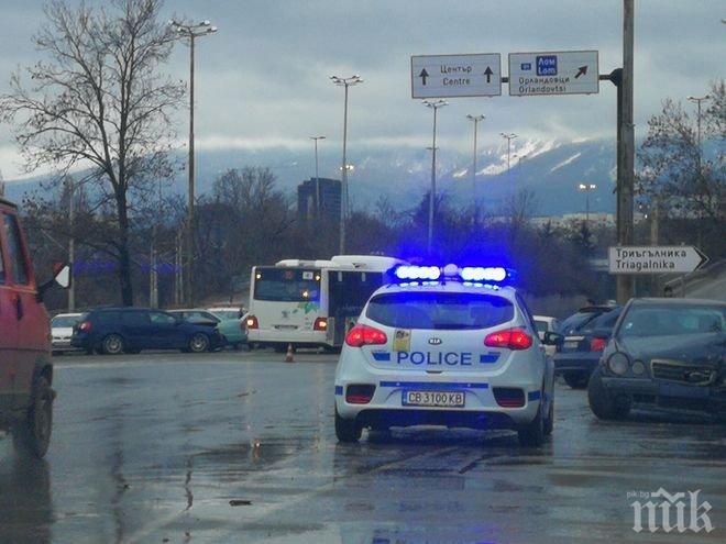 ПЪРВО В ПИК! Водоноски разчистват след жестокото меле в София (СНИМКИ)