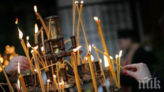 Църквите в Пловдив пълни на Васильовден, стотици палят свещи