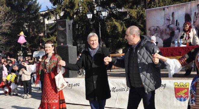 Цветан Цветанов се хвана на хорото с кукерите в Разлог (СНИМКИ)