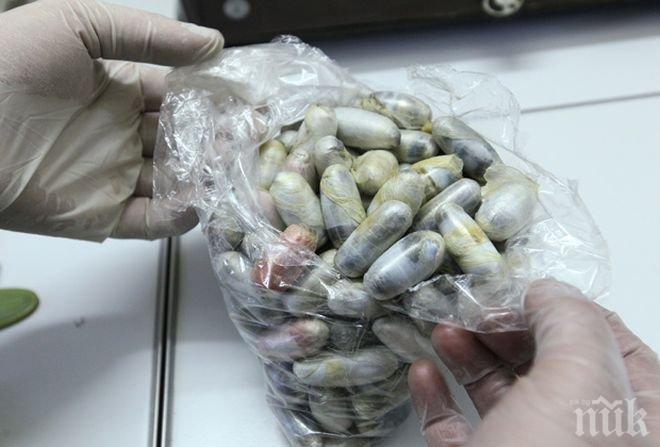 УДАР! Над 1 кг кокаин намериха в корема на мъж на летището в Атина