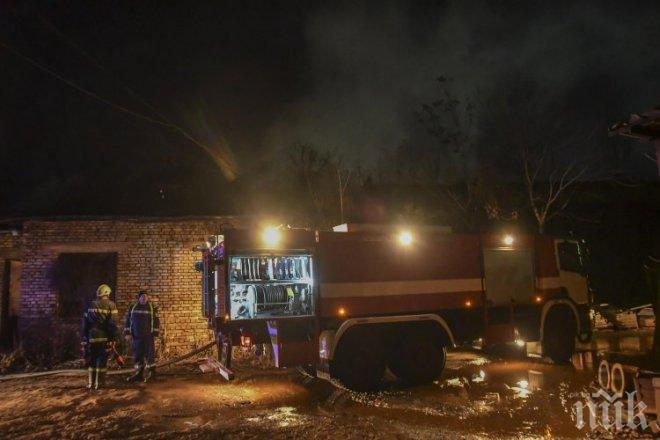 Голям пожар изпепели склад за свещи в София