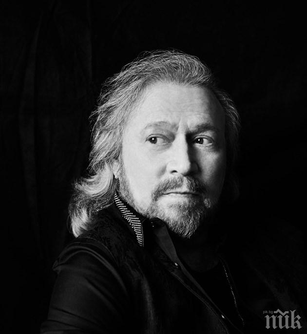 И Бари Гиб с рицарско звание заедно с Ринго Стар