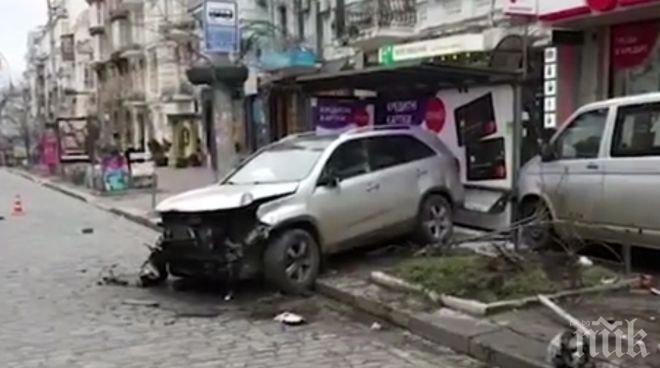 АЛКОХОЛЪТ НЕ ПРОЩАВА! Вижте как кола се заби в спирка (ВИДЕО)