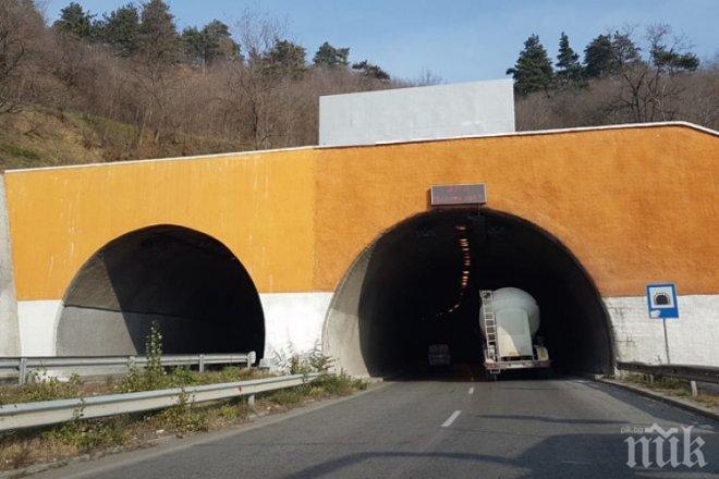 ВАЖНО ЗА ШОФЬОРИТЕ! Авария остави без осветление тунела за Дупница