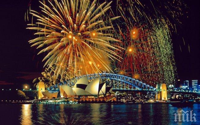 Хиляди нетърпеливи туристи вече чакат Новата година край бреговете на Сидни (ГЛЕДАЙТЕ НА ЖИВО)