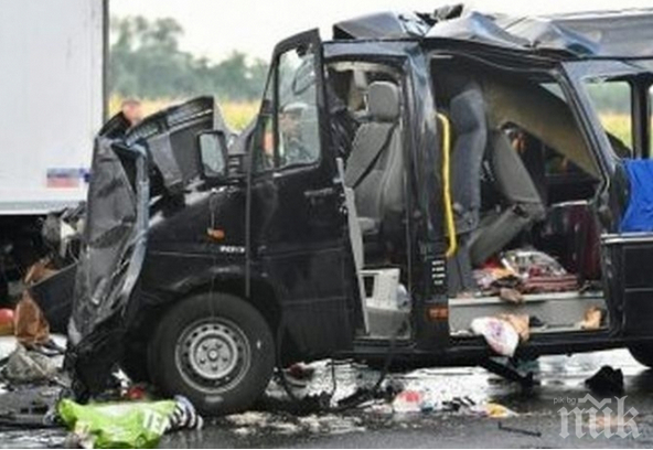 ТРАГЕДИЯ! 30  загинаха в жестока катастрофа между камион и автобус в Кения