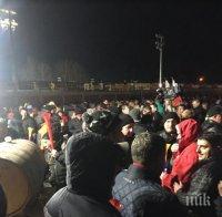 ГОРЕЩО В ПИК! 2000 човека от Югозапада се събраха в подкрепа за втора кабинка на Банско, блокираха пътя Е-79 (СНИМКИ)