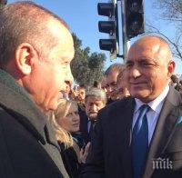 ПЪРВО В ПИК!  Ердоган пристигна в църквата 