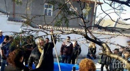 тотален цирк поп върна мераклиите кръста прати вкъщи запретна расото сам хвърли светото разпятие