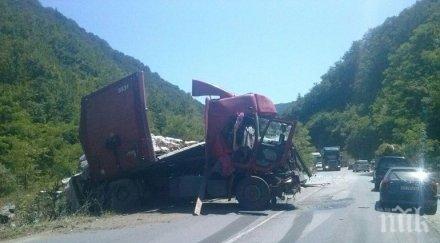 важно камион задръсти пътя шумен карнобат