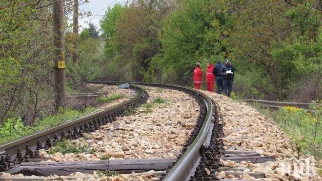 ТРАГЕДИЯ НА БОГОЯВЛЕНИЕ! 39-годишен мъж е загинал, след като влак отнесе кола на прелез 