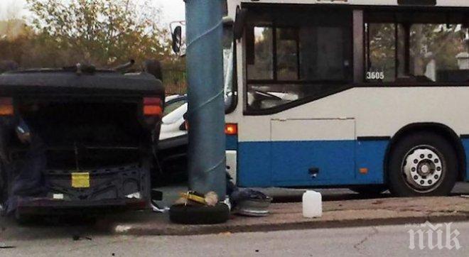Четирима души са пострадали при врязване на автобус от градския транспорт в банков клон в близост до Аахен