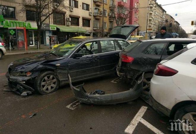 Тежка катастрофа в центъра на София, кола помете други три (СНИМКИ)