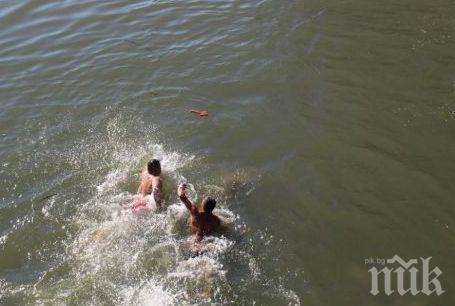 Полицай извади кръста от Тунджа (СНИМКИ)