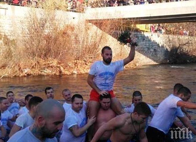 21-годишен студент извади кръста от река Чая в Асеновград